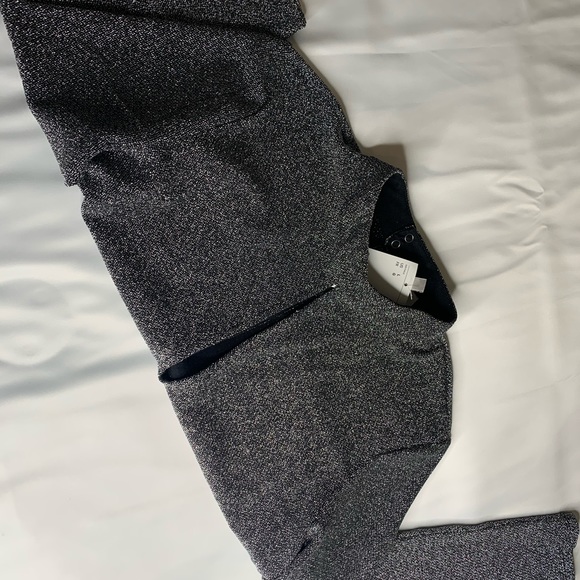 Low-Cut Short Top Black Glittery Long Sleeves. - Picture 8 of 8